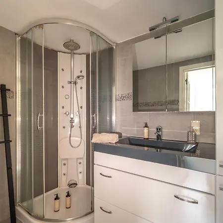 Light-filled With Private Garden Apartment Ostende